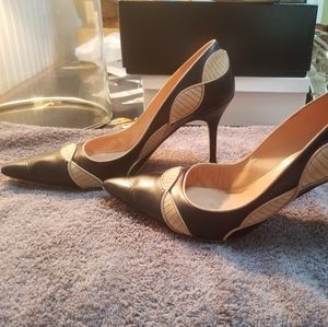 MANOLO BLAHNIK SZ 10.5 LEATHER AND SUEDE PUMPS